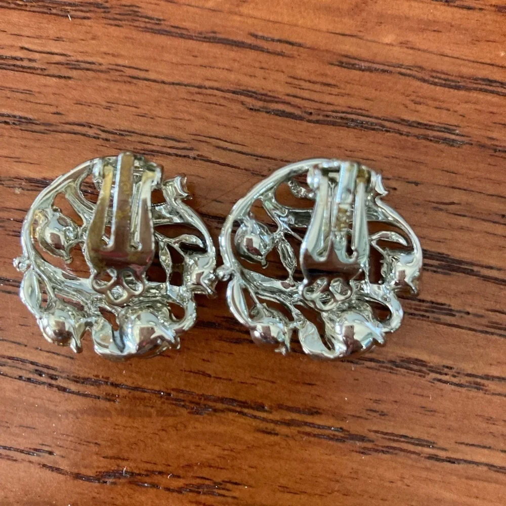 Vintage Lisner Rhinestone Earrings Silver Tone 1” Clip on earrings